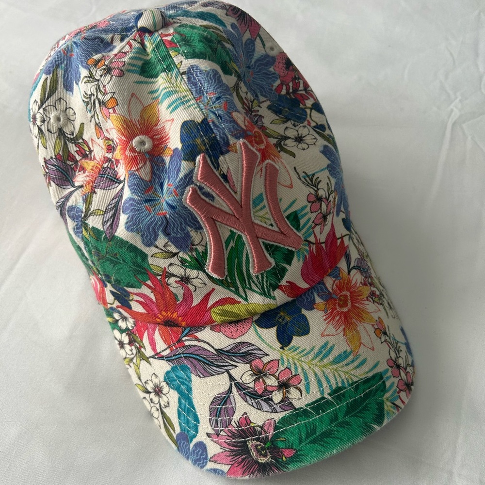 Women’s Floral New York Yankees Baseball Cap with Pink Logo